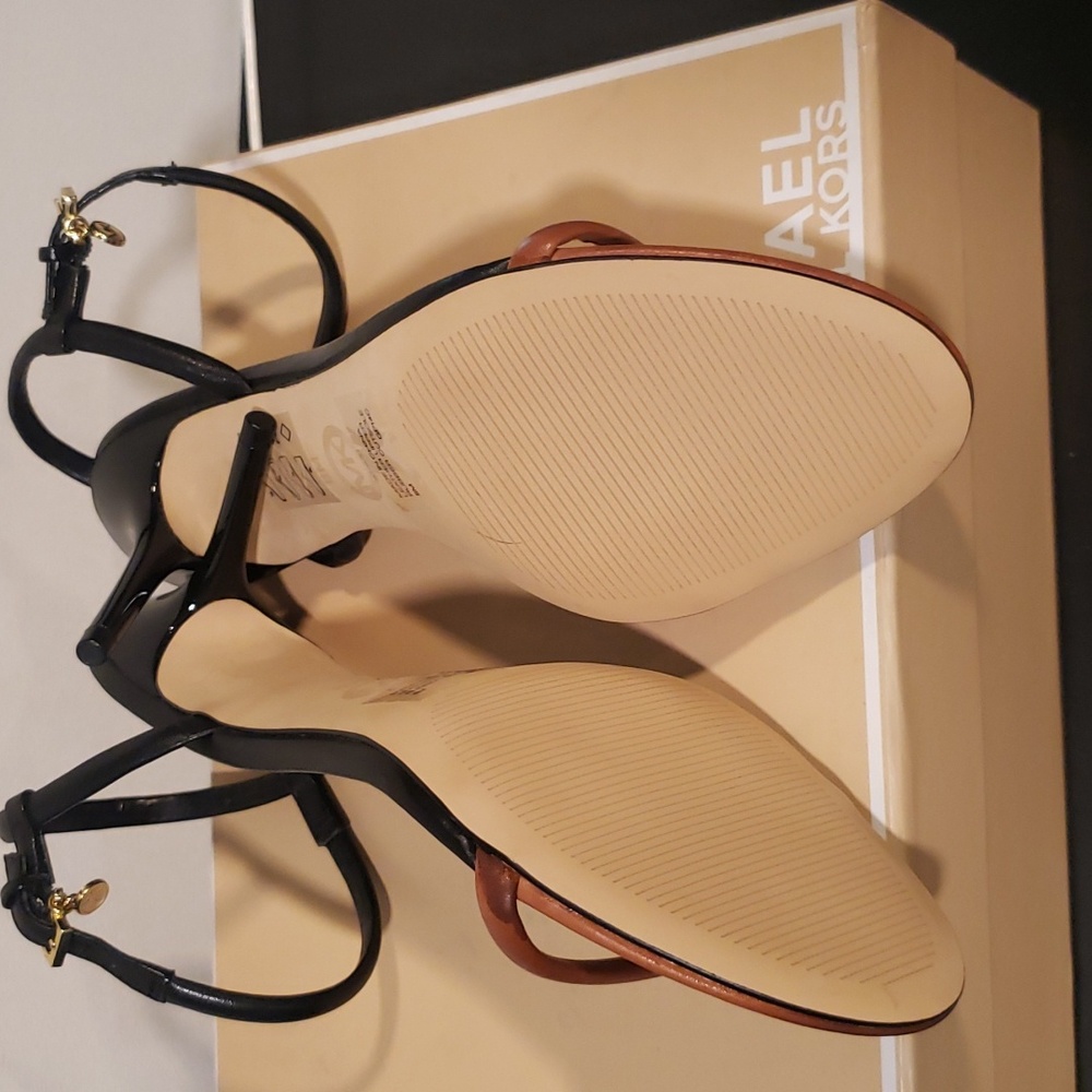 Michael Kors Size 8 Carlene Sandal - Picture 4 of 4